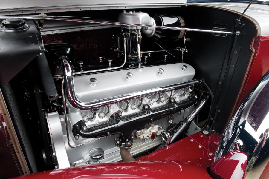 Моторный отсек Marmon Sixteen Convertible Coupe 1931 года  (фото 3 из 18)